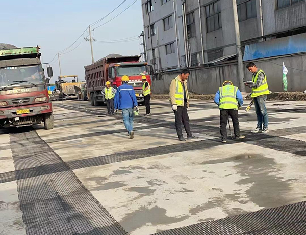 旬阳老材料的新故事：玻璃纤维土工格栅如何在‘白改黑’浪潮中重获新生？